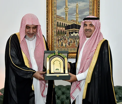 وزير الشؤون الإسلامية يزور سفارة خادم الحرمين بدار السلام