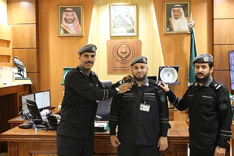 مدير مركز "911" يقلد مجموعة من ضباط الصف رتبهم الجديدة
