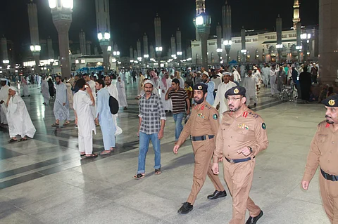 شاهد .."سبق" ترصد جهود رجال الدفاع المدني في خدمة زوار المسجد النبوي