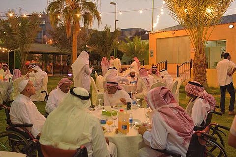 شاهد "نوافذ التطوعي" في مبادرة اجتماعية وإنسانية لنزلاء دار الرعاية