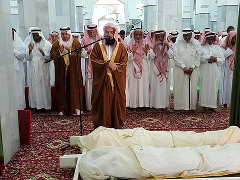 محافظ الطائف يتقدم المصلين على الشهيد "السفياني"