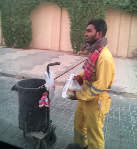 "تربية الدرعية" توزع 100 وجبة إفطار وتحتفي بإسلام إحدى العاملات