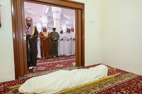 وكيل إمارة الجوف يؤدي صلاة الميت على الشهيد "الرويلي"