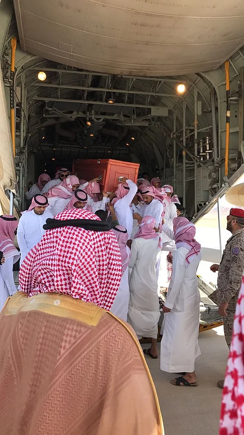 محافظ العلا يتقدم جموع المصلين والمشيعين لشهيد الواجب "البلوي"