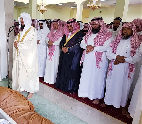 محافظ سراة عبيدة ينقل تعازي القيادة لأسرة الشهيد الحياني