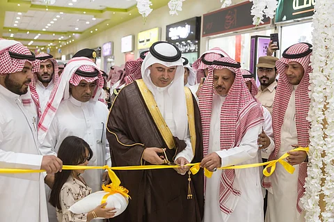 بالصور.. افتتاح أول معرض للفن التشكيلي في محافظة رفحاء