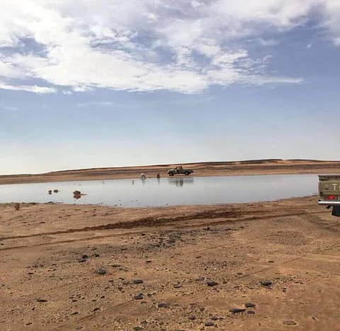 بالفيديو.. الأمطار تحوّل صحراء الربع الخالي القاحلة لبحيرات مائية