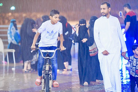 بالصور.. أمطار جازان تدفع المتنزهين للاستمتاع بالأجواء