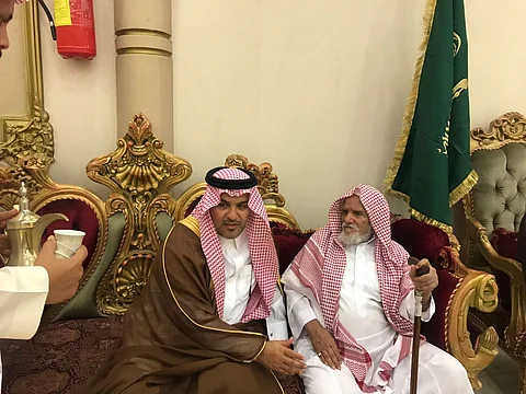 محافظ الطائف يزور ذوي الشهيدين "السفياني والزهراني" وينقل تعازي القيادة