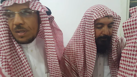 أعضاء الملتقى الإعلامي بتبوك يقدمون العزاء للعنزي