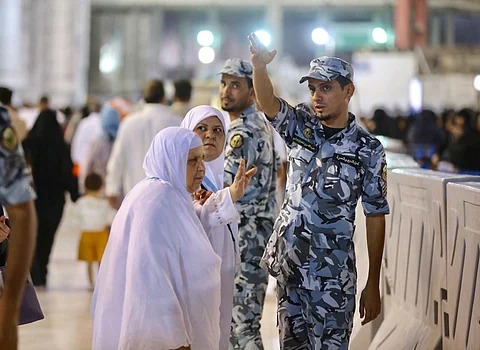 "سبق" ترصد جهود قوة أمن الحج والعمرة في تنظيم وإرشاد المعتمرين