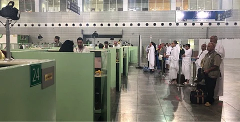 شاهد من مطار المؤسّس .."عين الصقر" في مقدمة مستقبلي المعتمرين