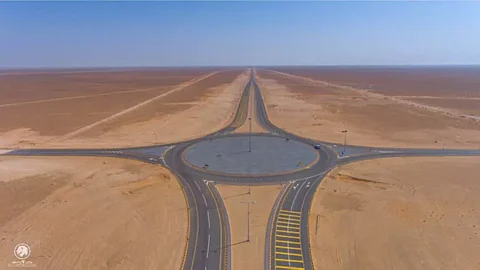 "أعجوبة هندسية" تربط بين السعودية وعمان عبر أكبر صحراء في العالم