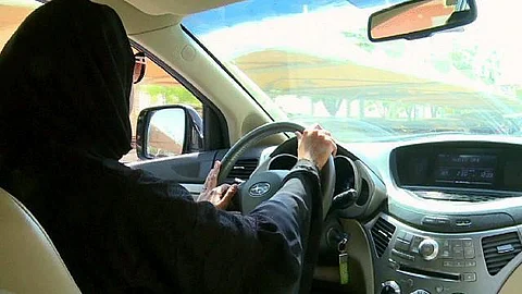 "المرور" يبدأ اليوم استبدال رخص القيادة الدولية للنساء