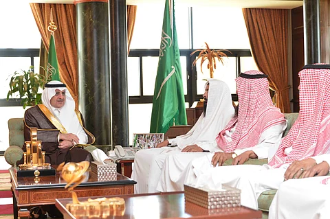 أمير تبوك يلتقي المواطن "العنزي" ويواسيه بفقدان 6 من أبنائه