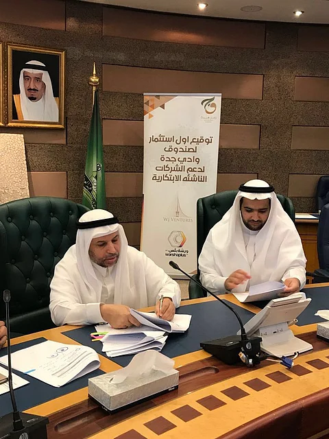 "اليوبي" يوقّع أول عقد استثمار لصندوق (WJ Ventures) مع شركة "ورشة بلس"