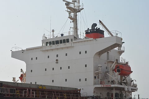 بالصور.. "سبق" ترصد السفينة التركية المصابة بصاروخ حوثي.. و"الكابتن" يصف لحظة الحادث