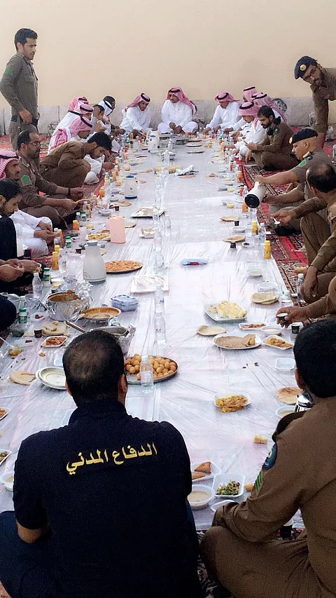 شاهد.. "مدني المويه" ينفذ مبادرة "إفطار في الميدان مع مسؤول"