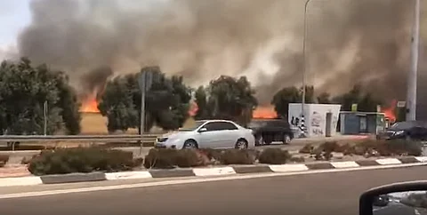 بالفيديو.. الطائرات الفلسطينية "الورقية" تحرق مستوطنة "سديروت" والأحياء المجاورة