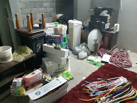 الرياض.. "بلدية العزيزية" تغلق 12 محلاً لبيع المعسل والجراك