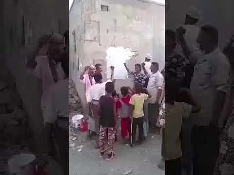 بالفيديو.. يمنيون يزيلون شعار الحوثي في المناطق اليمنية المحررة