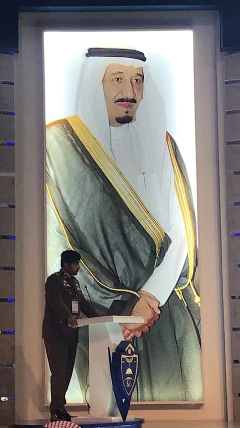 بدر بن سعود يقدم ورقة علمية بكلية فهد الأمنية توصي بلزوم الاهتمام بالإجراءات والوسائل