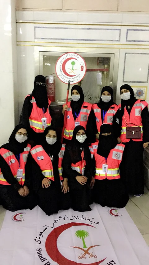 متطوعات يسعفن المعتمرين والزوار داخل المسجد الحرام