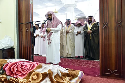 وكيلا إمارة جازان يؤديان صلاة الميت على الشهداء الثلاثة المدنيين
