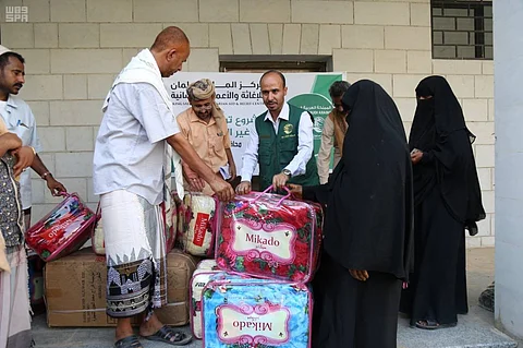 مركز الملك سلمان للإغاثة يوزع مواد إيوائية في أربع محافظات يمنية