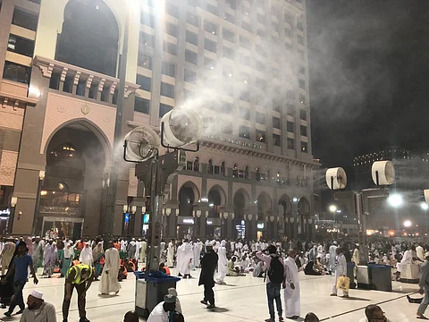 "سبق" ترصد الجهود المقدمة لتلطيف الأجواء الحارة بالمسجد الحرام