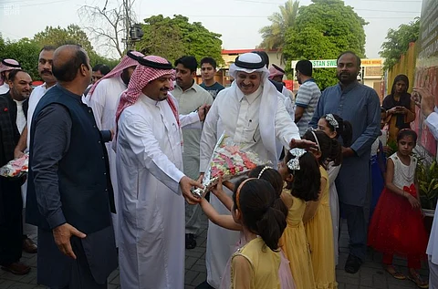 سفارة المملكة تنفذ مشروع توزيع هدية العيد على الأيتام في باكستان