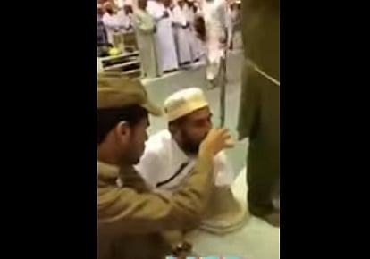 شاهد بالفيديو.. رجل أمن يروي عطش زائر مبتور اليدَيْن بالمسجد النبوي