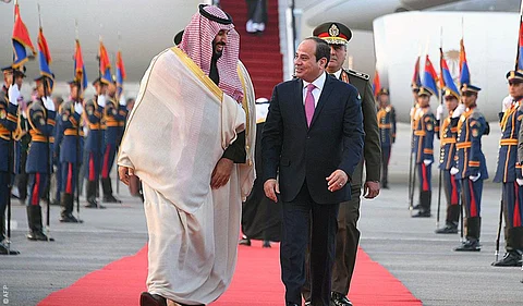 عند طائرة وعلى مائدة .. هكذا كسر زعماء العالم البروتوكول لاستقبال ولي العهد؟