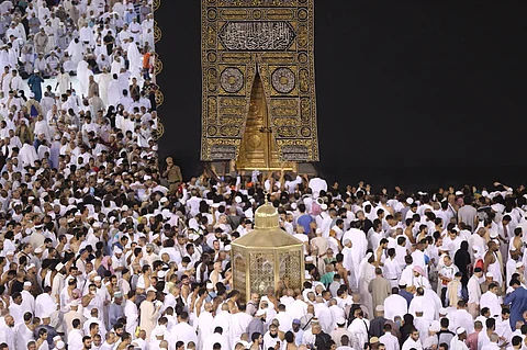 شاهد.. "سبق" ترصد الأجواء الروحانية في ليلة الختمة بالمسجد الحرام