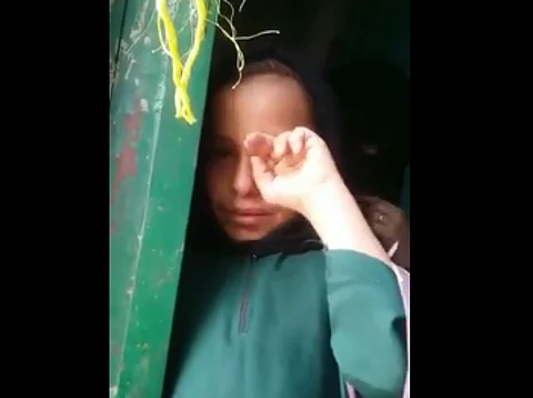 بالفيديو.. طفلة يمنية تبكي بحرقة: ليس لدي كسوة العيد