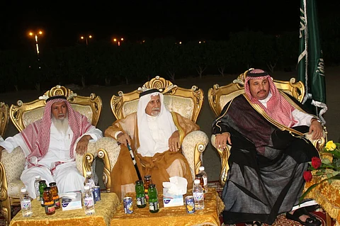 شاهد.. محافظ حبونا يشارك الأهالي احتفالاتهم بعيد الفطر