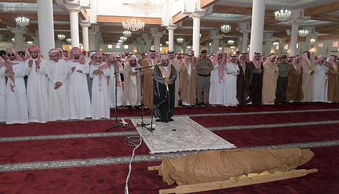 أمير عسير ونائبه يؤديان صلاة الميت على الشهيد النقيب عسيري