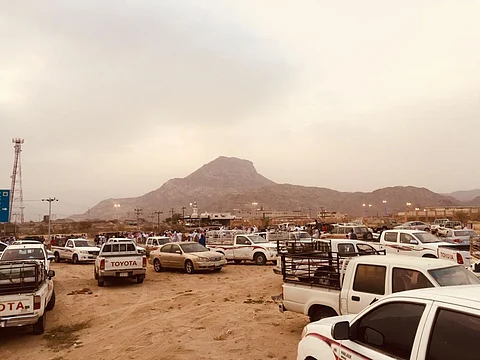 بلدية بارق حول إقامة مواطنين سوق مواشٍ على الطريق الدولي: لا علاقة لنا به