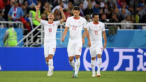 سويسرا تخطف الفوز في الثواني الأخيرة من صربيا وتقترب من التأهل