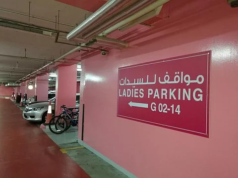 أزمة "المواقف الوردية".. جدل واسع ومختصون يتوعدون بمقاضاة المولات المخالفة