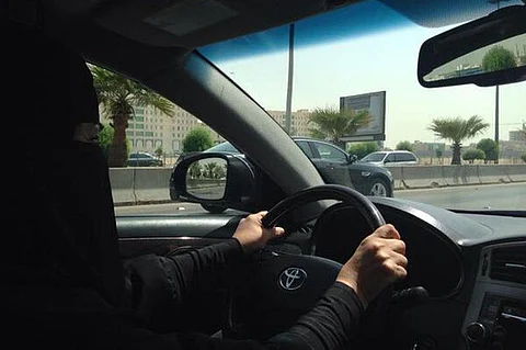 "هلا محمد" لـ"سبق": سأقود غدًا للعمل وتعامل رجال الأمن والمرور معنا راقٍ