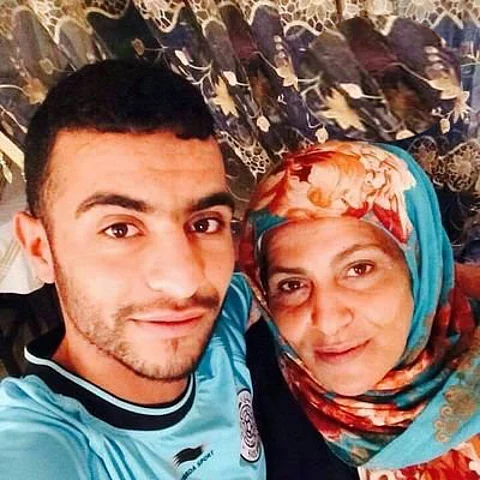 تغريدة شاب تونسي تنال إعجاب نشطاء "تويتر" والسفارة السعودية تمنحه تأشيرة حج له ولأمه