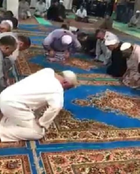 بالفيديو .. صلاة غريبة في قرية مصرية تؤدي إلى توقيف صاحبيها