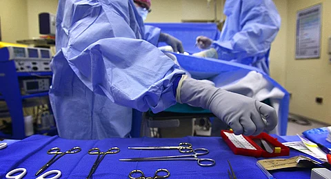 عرعر .. جراحة ناجحة لتثبيت كسر عظم مفتّت لمصاب في حادث مروري