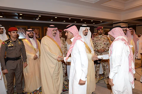 "أمير عسير" ونائبه يستقبلان منسوبي الإمارة المهنّئين بالعيد