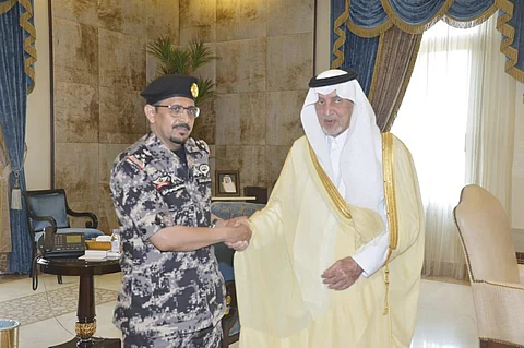 أمير مكة يقلد مساعد قائد قوة أمن المنشآت بالمنطقة رتبة عميد