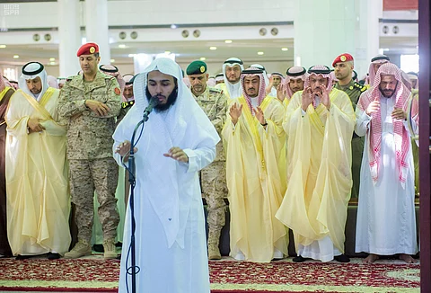 أمير القصيم يتقدم المصلين على شهيدي الواجب عناد وهزاع الحربي