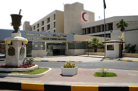 فريق طبي سعودي في "عسكري تبوك" يُجري عملية جراحية نادرة لمريض