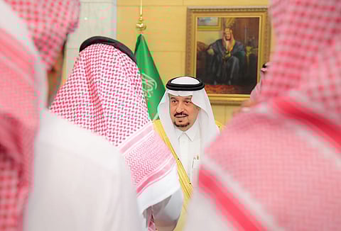بالصور.. أمير الرياض يستقبل منسوبي الإمارة المهنئين بعيد الفطر المبارك