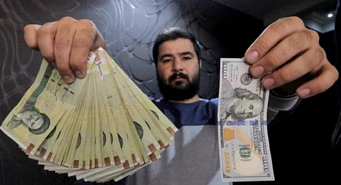 الريال الإيراني يهوي لمستوى قياسي بالسوق السوداء مع قرب العقوبات الأمريكية